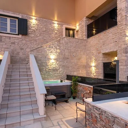 Apartmán Teona Luxury With Jacuzzi And Terrace Sea View *